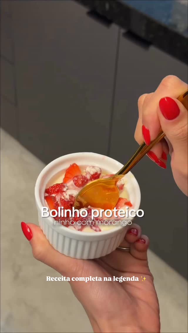 🍓 Bolinho Proteico de Ninho com Morango 🍓Esse bolinho é super gostoso, cabe na dieta e é cheio de proteína! A mágica? Whey! 🏋️‍♀️ É ele que dá o sabor para tudo!O whey é o segredo desse bolinho! Use o cupom: 🏷️INAE @newmillenoficial Ingredientes da massa:* 2 colheres de sopa de farinha de aveia* 1 scoop de whey sabor leite ninho ou baunilha* 1 colher de sopa de leite em pó (na massa)* 1 colher de chá de fermento químico (fermento para bolo)* Leite aos poucos, até dar ponto de massa cremosa* Leve ao micro-ondas de 1 a 2 minutosCobertura (caldinha):* 3 colheres de sopa de leite em pó* Um pouquinho de leite (até formar um creme)* Morangos picados para a coberturaModo de preparo:1. Em uma tigela, misture a farinha de aveia, o whey e o leite em pó.2. Adicione o fermento e misture bem.3. Vá adicionando o leite aos poucos até formar uma massa cremosa.4. Coloque a massa em uma caneca ou ramequim.5. Leve ao micro-ondas por 1 a 2 minutos, até crescer e ficar firme.6. Para a caldinha, misture o leite em pó com um pouquinho de leite até virar um creme.7. Coloque a caldinha por cima do bolinho e finalize com morangos picados.O whey é o segredo desse bolinho! Use o cupom: 🏷️INAE @newmillenoficial #receitafit #publi #docefit by @inaebarros