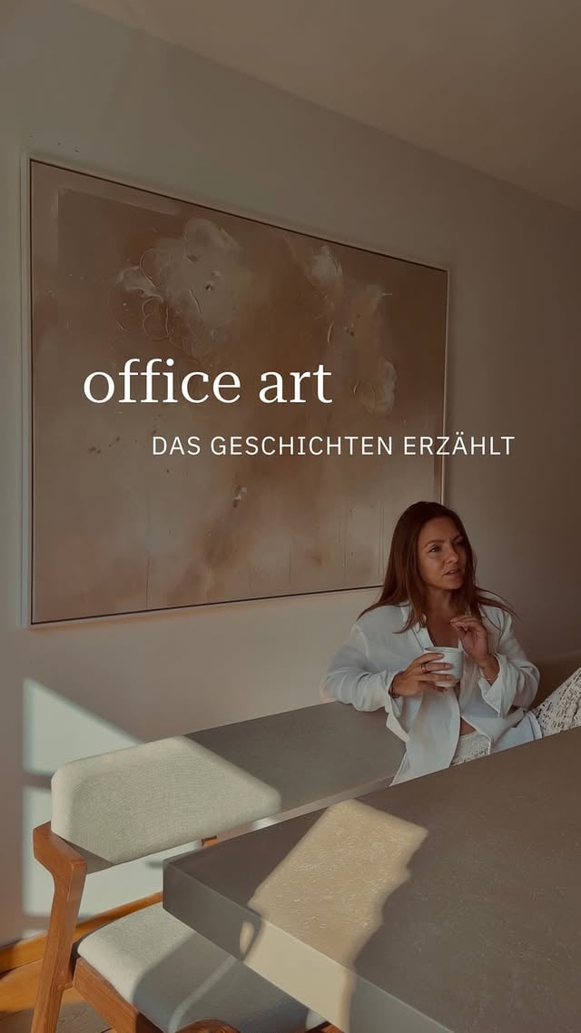 OFFICE ART PART ONE | Ich liebe Interieur – aber wirklich lebendig, intim und persönlich wird für mich ein Raum erst durch Kunst. Und wenn ich nicht selbst male, dann arbeite mit Künstler*innen, die mich tief berühren und begeistern. Unter anderem Abstract Artist Christina Felde (Spoiler: sie ist nicht die einzige…). Ich kenne Christina schon ca. 15 Jahren und habe ihren Weg in ihre „Handschrift“ sehr neugierig und inspiriert verfolgt und es war so klar: wenn ich endlich unseren Traum-Space gefunden habe, wird sie beauftragt. Wir hatten ein Vorgespräch, sie war hier, und dann war Stille – bis sie mit den fertigen Werken letzte Woche hier war. Ich habe beim ersten Bild direkt geweint, weil es SO viel von MIR, meiner Geschichte und meiner Arbeit ausdrückt, ohne, dass es in Worten spricht. Ich fühlte mich verstanden und gespiegelt. Einmaliges Gefühl.Und es bedeutet mit die Welt, mehr als jedes Designer-Interieur-Piece in unserem Office, dass nun die Energie dieser Bilder in unseren Räumen schwingt und nicht nur unser Team, sondern unsere Klient*innen erreicht. Danke @christinafeldeart du Göttin für diese Masterpieces. Es werden nicht die letzten gewesen sein. Folge am besten unserem Podcast tyme out, um das Gespräch mit Christina nicht zu verpassen – und ebenso nicht, was sie meinem Academy Lead Janina und mir in Video take 2 vorgetragen hat (HEEEFTIG SCHÖN!!). Außerdem folgt bald PART TWO dieser Reihe und wenn du mehr Office & Interieur Insights haben willst, lass mal ein Herzchen da. 💛 by @yavi_moves