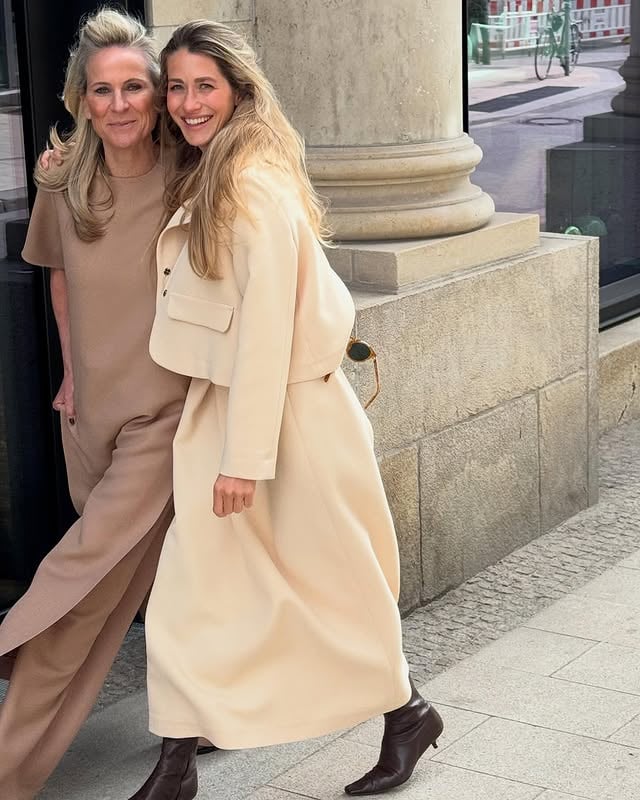 dress Buttons half sleeve / wide leg trousers nudedress big pleat / jacket two pockets off- white all SANDRA #lookoftheday #madetoorder #ootd by @sandracrasemann