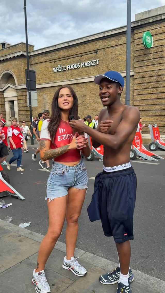This was hands down one of my favourite fan interactions ever, please help me find this guy! 🫰🏼 ARSENAL ARSENAL ❤️🤍❤️ by @greengirlbellauk