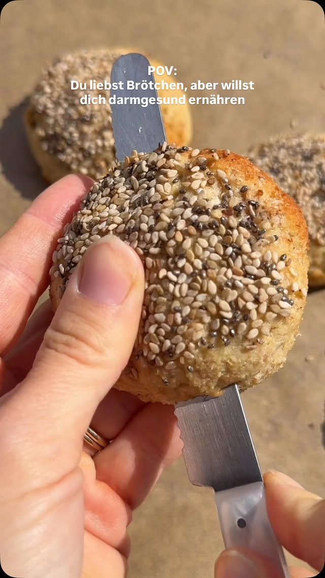 DARMGESUNDE BRÖTCHEN 🍞 glutenfrei • ballaststoffreich • proteinreich ____________________________▶️Zutaten:3 Eier Eier300g Skyr45g Hafermehl/ Haferflocken40g Flohsamenschalen (z.B. von @vetain Code: Melissa10)1 Pack Backpulver1 TL SalzOptional: 30–45 g Kerne und Saaten zum BestreuenAlle Zutaten zu einem Teig verkneten.Den Teig 5–10 Minuten quellen lassen und danach Brötchen formen.Ggf. mit Saaten bestreuen und ca 20–25 Minuten bei 180 °C Umluft backen, bis die Brötchen goldbraun und durchgebacken sind.Viel Spaß beim backen 🧑‍🍳💕#brötchen #darmgesund #darmfreundlich #glutenfrei #proteinreich by @melissasfoodspace