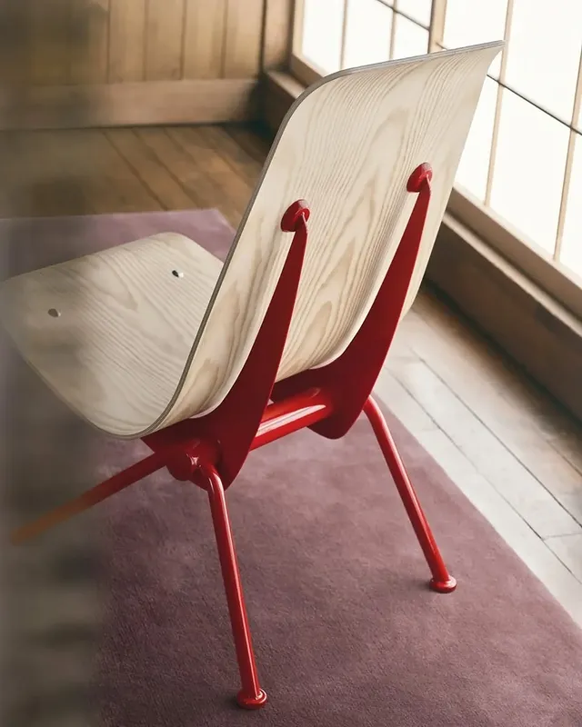 Structure first, comfort second, expression naturally follows.The Antony Chair reveals the engineering logic that defines the work of Jean Prouvé.A bent plywood shell rests lightly on a steel frame, creating tension between weight and visual lightness. Every line feels necessary. Nothing decorative, nothing excess. The chair reads almost like architecture scaled to the body.Produced by Vitra, the Antony remains a study in construction honesty. Materials are allowed to behave exactly as they should, forming comfort through structure rather than padding.An object that explains itself without words.Design reduced to reasoning.⭐ @vitra#interiordesign #designclassic #modernfurniture #chairdesign #midcenturydesign by @designplusmag