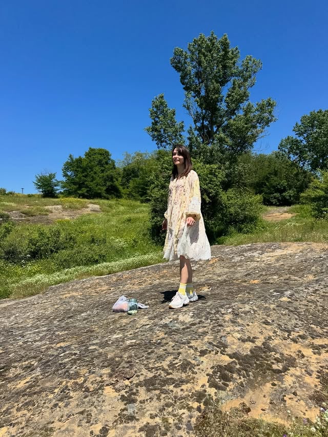 Ruhumuzun da gözümüzün de yeşile doyduğu, sevdiklerimizle hasret giderdiğimiz güzel bir haftayı geride bıraktık 😌 Köylerin gerçekten kendine has bir havası, suyu ve huzuru var. Tabii bir de hiç bitmeyen işleri 🤭 Çok çalıştığım söylenemez ama doğanın tadını sonuna kadar çıkardım. Güzelce deşarj olup yuvamıza döndük. Umarım herkes tatilini keyifle ve güzel anılarla geçirmiştir 🥰 Şimdi sıra önümüzdeki günlerde… Çünkü asıl tatil çok yakında, yolda geliyor 🥳🥳#köy #tatil #bulgaristan #ai̇le #doga by @nordde_