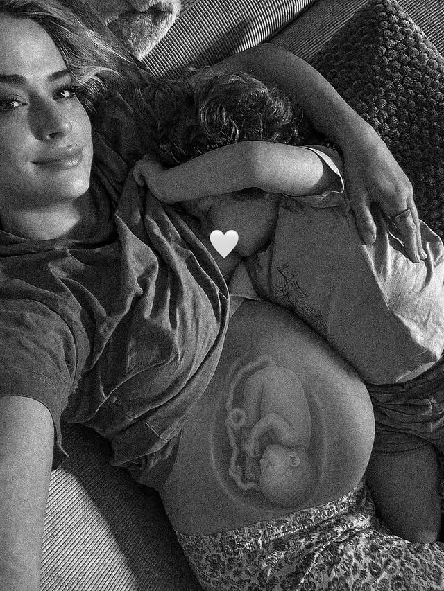 In ein paar Tagen wird mein kleiner Junge 3 Jahre alt.Und in ein paar Tagen wird er auch großer Bruder. ❤️Gerade habe ich das Gefühl, als würde er spüren, dass sich etwas verändert. Er möchte wieder ganz nah bei mir sein, ich stille ihn mehr als sonst, er kuschelt sich fester an mich und lässt mich kaum los.Und wenn ich ehrlich bin: Ich möchte ihn gerade auch nicht loslassen.🥹Ich schaue ihn an und frage mich manchmal, wie das alles werden wird. Ob ich beiden Kindern gerecht werden kann. Ob ich ihm genug geben kann, wenn seine kleine Schwester da ist.Gleichzeitig liegt die Antwort vielleicht genau hier.Denn während ich ihn im Arm halte, halte ich sie auch schon bei mir.Mein kleiner Junge an meiner Brust. Meine kleine Tochter unter meinem Herzen.Zwei Kinder. Zwei große Lieben.Und irgendwo zwischen Vorfreude, Wehmut und tausend Gedanken versuche ich gerade, diese letzten Tage als Mama von einem Kind ganz bewusst festzuhalten.Noch ein paar Tage nur wir.♥️Und dann beginnt unser nächstes Kapitel.🧑‍🧑‍🧒‍🧒🧑‍🧑‍🧒‍🧒 by @vanessastehler