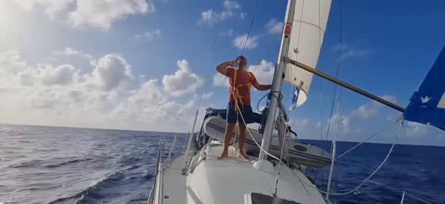 İyi haftalar efendim, 74.kuple.....Hulhumale'nin önündeki uzun taş dolgu mendireğin girişi pruvada; teknelerin biri çıkıyor, biri giriyor. Çoğu yolcu teknesi ya da yük kamyonu gibi güvertelerinde inşaat, gıda malzemeleri taşıyan mavnalar... Hepsinin acelesi var gibi süratli gidip yakın geçiyorlar. Bu kadar çok deniz uçağı nasıl olur, inanılmaz! Otellerin olduğu adalara gidip gelen küçük deniz uçaklarının biri inip biri kalkıyor. Sürekli yaklaşıp uzaklaşan bir pervane uğultusu var. Burası nasıl bir yer? Binalar, fabrikalar, oteller suyun üstünde; havada, suda durmaksızın bir trafik... Jetgiller’in gezegenine geldik sanki. Boşlukta kurulmuş bir kentin içindeyiz. İki tarafa uzanan mendirekler arasından geçince sancağımda..." by @fatih_aksu_bluehorizon