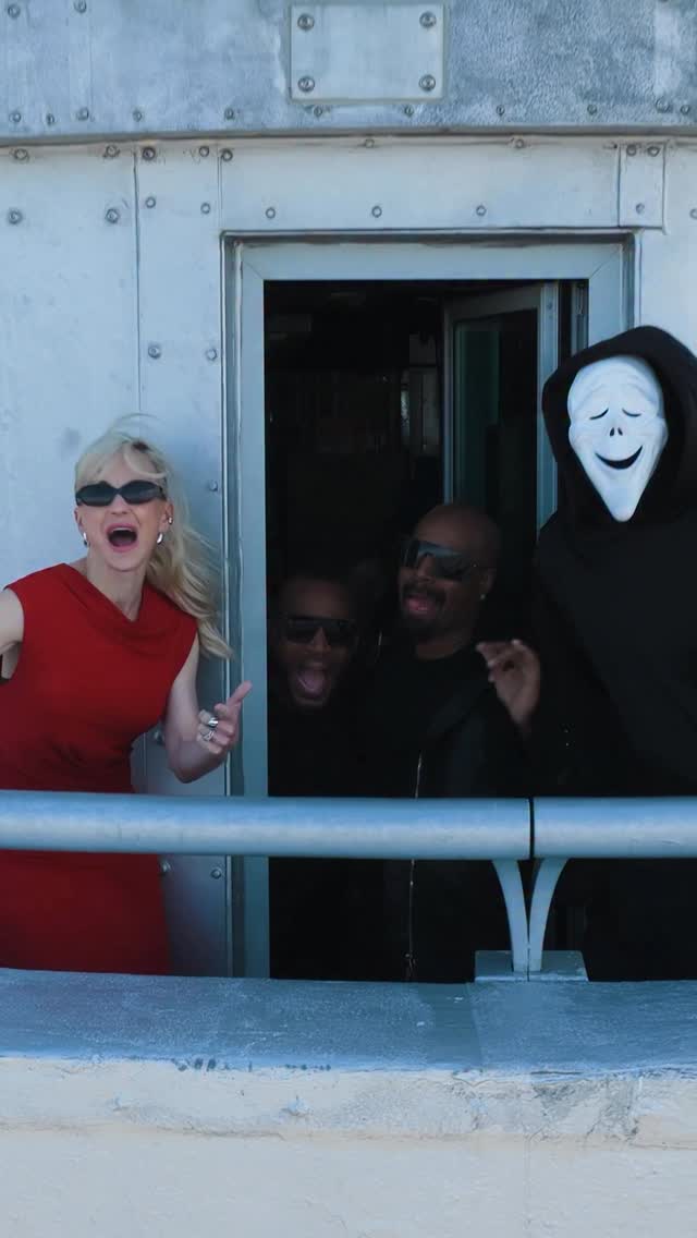 Ghostface chased Anna Faris and the Wayans brothers 1,250 feet to the top of New York City—and they still said, “WAZZUP!” #ScaryMovie by @paramountpics