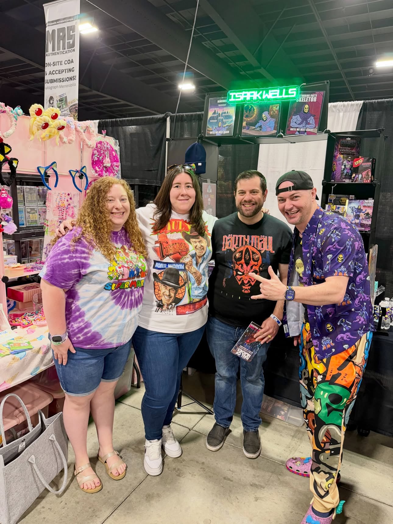 Day 2 of @hallofheroescomiccon! Not pictured but it was nice to catch up with our friends at @victoryrollcafe! Make sure to check them out.😊🎲

@isaakwells is such a cool guy; thank you for the laughs!
@catherinecavadini and her husband were so nice and awesome to chat with!
@tarareid is such a sweetheart and I loved chatting with her. Thank you for taking the time to hang with us!
We got to grab a pic with @iamkelmitchell before we left!
.
.
#HallofHeroes #HallofHeroesComicCon #skeletor #americanpie #goodburger