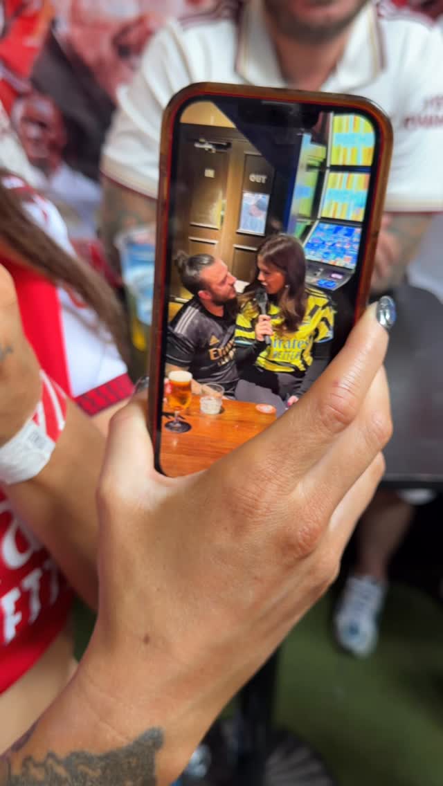 Thats what you get for thinking I won’t remember you 👀 I remember everyone I meet (ps. He is an Arsenal fan, don’t hurt his feelings) 👀🤝 by @greengirlbellauk