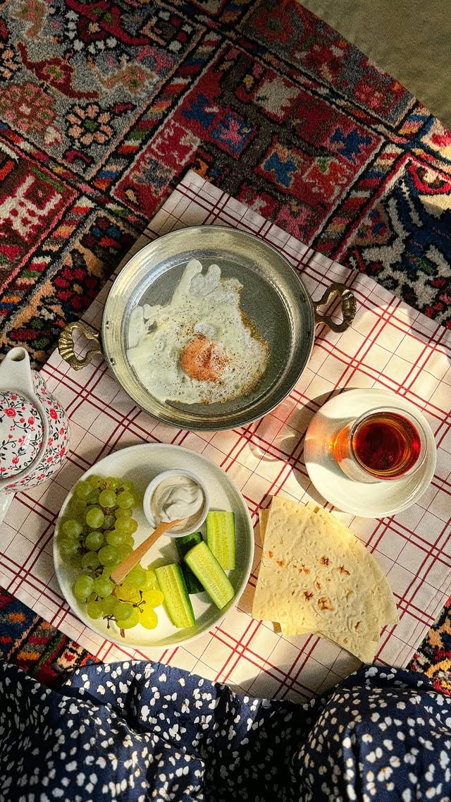 بزرگسالی :)..در دلم چیزی ستشبيه به غمشبيه به اميد.در چنین روزهايىهمه چیزهم به غم شباهت داردهم به اميد........ by @imarylife
