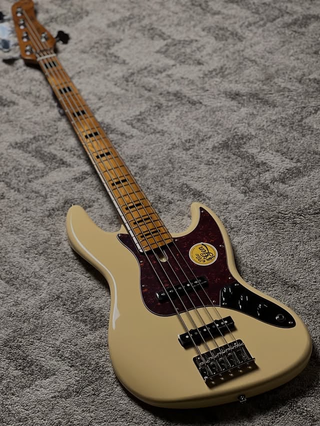 Sire V5 NEW BATCH 2026!!!Apakah nanti bakalan kena SURAT?? Entah!! Yang penting di nikmati aja dulu selagi masih ada dan murahh!! Sire Marcus Miller V5 Alder-5 String in Vintage WhiteMARCUS MILLER V5 Alder 5-String5-string solid body electric bassNorth american Alder bodyRoasted Maple bolt on neck, “C” profile (rolled edges)Roasted Maple fingerboard, 20x medium fretsScale 34”Radius 9.5”Nut width 46 mmCheck www.nafiriguitar.com for special price #sirebass #siremarcusmiller #siremarcusmillerv5 by @nafirimusic