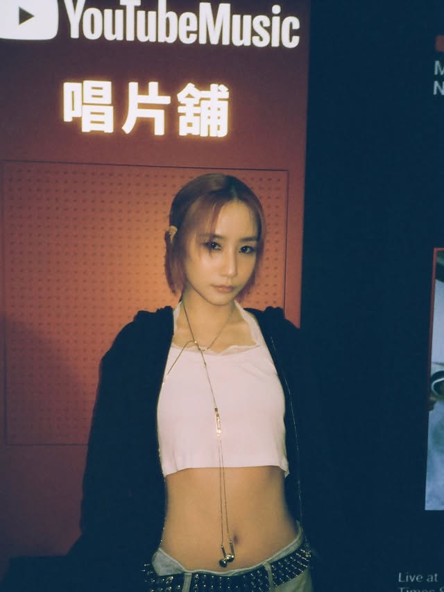 had so much fun thanksss @youtubemusic💚鐘意見到大家熱情投入嘅模樣，仲要一齊合唱，多謝大家天氣咁熱都嚟支持～2026過咗一半，正如我琴日同大家講無論遇到任何唔開心嘅事，一切都會過去，因為今天昨天明天一樣，好多野都係一場虛幻，只要我哋繼續做好自己搵到自己心中嘅樂園就足夠。期待下次再同大家見面！make up @chichili hair @myos_zivyeung styling @ur_single_i by @gigiicheung