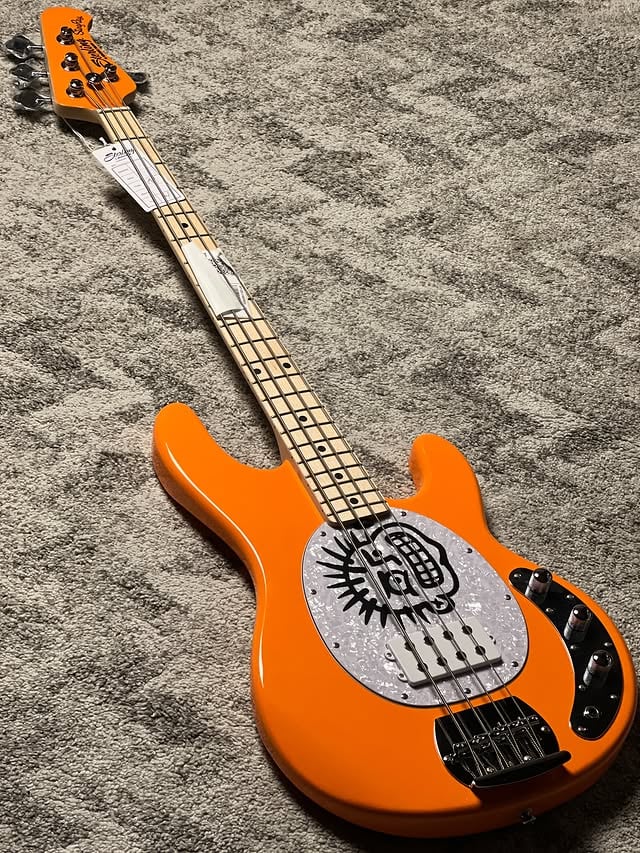 MIKE HERRERA MXPX!!! Wajibbbb buat pemain pop punk!!! Yang punya penghasilan dan punya dana pasti nya!! Ready stock fresh just landed : Sterling by Music Man Mike Herrera StingRay Bass in Orange CreamsicleMaterial Body JabonMaterial Fretboard Hard MapleRadius Fretboard 9.5” (24cm)Scale Length 34” (86.4cm)Jumlah Fret 21 Fret, MediumInlay Fretboard Back Dot MarkersPickups Sterling by Music Man Designed Ceramic HumbuckerBridge Fixed BridgePickguard White Pearloid dengan Custom MxPx “Pokinatcha” Artist GraphicStrings .045-.105 GaugesTuning Machines Open GearHardware Finish NickelCheck www.nafiriguitar.com for more Sterling collection #sterling #sterlingmikeherrera #mxpx #californiapoppunk by @nafirimusic