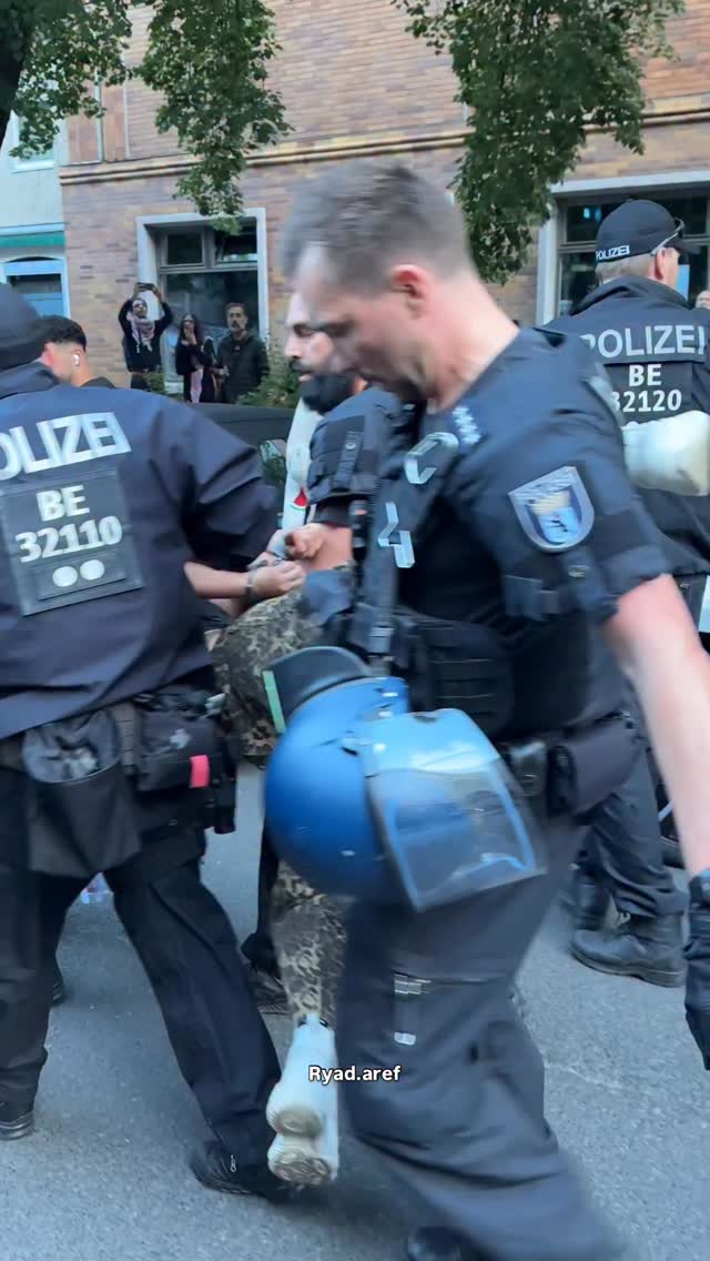 A striking arrest scene drew the attention of those present during the Naksa 59 commemoration in Berlin, as chants for Palestine continued to echo through the crowd.
