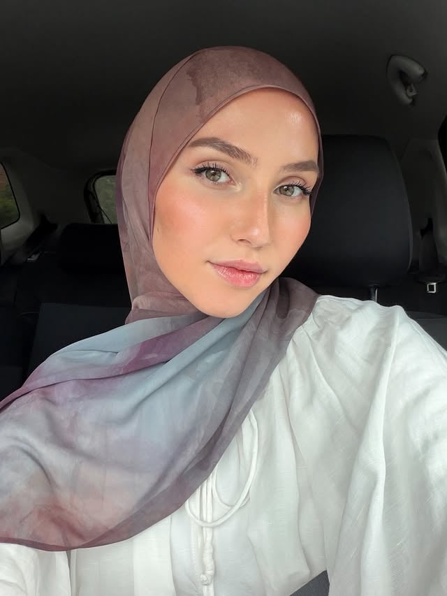 giving printed hijabs a moment ✨with @jude.eg ••••••••#modestfashion#ootd#hijabfashion#hijabi#hijabgirl by @jude.eg