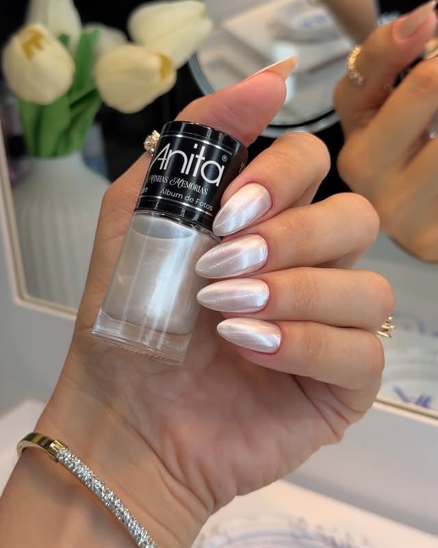 Delicadeza, brilho e muito charme ✨A @silvana_cintra mostrou toda a beleza da coleção Minhas Memórias e deixou uma pergunta no ar: como escolher apenas um favorito? 🥹Aproveite: a coleção é edição limitada e na compra pelo site oficial, você ganha um Sérum Rosa Mosqueta. Link na bio.#anitacosmeticos #anitaesmaltes #coleçãominhasmemórias by @anitaesmaltes