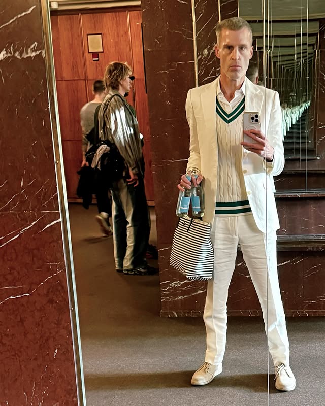 »Und jetzt?« / ❤️Pollesch❤️Juni in der Volksbühne by @benjamin_von_stuckrad_barre