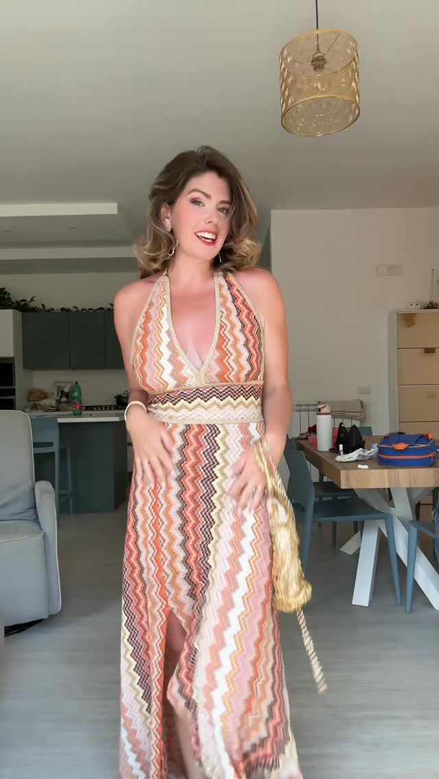 Fit check for night in Sorrento 🧡 #fitcheck #sorrento #latavola #phofirenze #yamcapri Bag & earrings: @yamcapriDress: brand :@phofirenze purchased at: @carmela_celentano Bracelet: @158studio_jewelry_store Sandals: @canforacaprisandals by @sarahlthompson