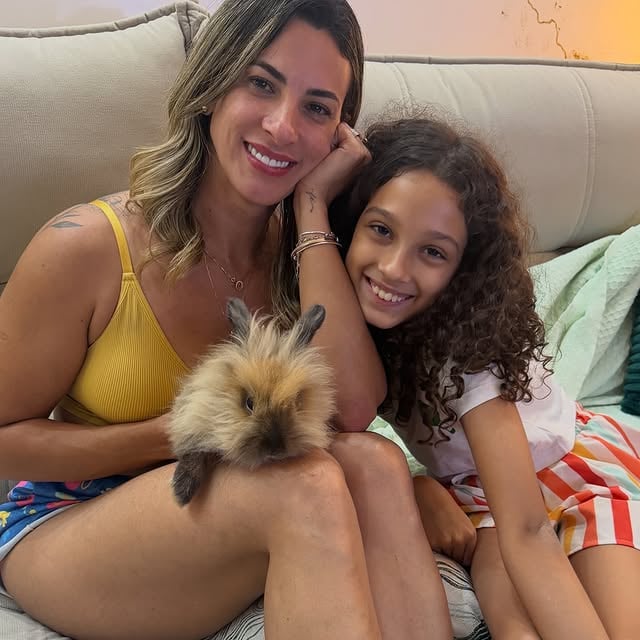 A Sofia queria muito uma coelhinha... e eu não resisti. 🥹🐰

Essa é a Nala, a nossa nova companheira de aventuras e a mais nova integrante da casa. Já chegou conquistando todo mundo com essa carinha fofa. 

Agora me contem: vocês também teriam dificuldade de dizer não para um pedido desses? 😂