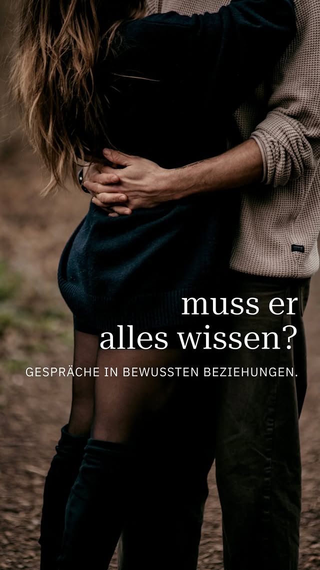 Ich: Menschen in einer bewussten Beziehung haben keine Masken und somit keine verborgenen Themen. Alles ist im Raum.Er: Aber vielleicht MÖCHTE ich nicht alles teilen, um etwas private space in mir zu bewahren. Und plötzlich, zwischen Terminen und Tofu Bowl, eine geile Diskussion über etwas, das SO viel offenbart. Für mich bedeutet Bewusstheit nicht, jede einzelne Information oder jeden Gedanken ungefiltert aussprechen zu MÜSSEN. Aber sie bedeutet, ehrlich zu sein über das, was in mir lebendig ist, also das, was gerade tatsächlich in mir da ist und wirkt. Meine Ängste, meine Wünsche, meine Unsicherheiten, meine Trigger, meine Bedürfnisse, meine Grenzen. Denn genau HIER entstehen Verbindung und echte Intimität. THE BASE. Und ich glaube, viele Menschen verwechseln Privatsphäre mit Geheimnissen. Und ja, ein privater Raum kann gesund sein. Niemand muss seine Gedankenwelt permanent offenlegen oder jede innere Bewegung kommentieren. Doch wenn ich bestimmte Themen bewusst zurückhalte, weil ich Angst vor Konflikten habe, Ablehnung vermeiden möchte oder einen Teil von mir verstecken will, dann entsteht Distanz. Zu mir, zum anderen. Also geht es vielleicht mehr um die Frage, ob wir etwas verschweigen, weil wir uns dadurch sicherer fühle, und darum, wo noch Angst ist und wo sie Liebe weichen kann. Wir erkannten im Gespräch: wir wollen BEIDE eine komplette Transparenz leben, bei der nichts verborgen bleibt, um einander vollständiges Vertrauen leben zu können. „Egal, was in dir ist, wer du heute bist, ich bin bereit das zu sehen und zu lieben“. Das muss keine Transparenz um jeden Preis sein. Aber sie darf bedeuten, mir selbst nichts vorzumachen und den Mut zu haben, Dinge anzusprechen, die für uns und die Beziehung relevant sind – auch wenn sie unbequem sind. Ab dem 18.6. in meiner @typed.de YOUniversity: THE SHIFT – in Business, Beziehung, Identität. Meine neuesten drei transformativen Masterclasses über emotionale Prägungen, Bindung, Selbstwert, Nervensystem und die Frage, warum wir oft genau das sabotieren, wonach wir uns eigentlich sehnen – und wie echte Veränderung wirklich möglich wird. Kommentiere THESHIFT und du bekommst den Link zur Anmeldung. by @yavi_moves