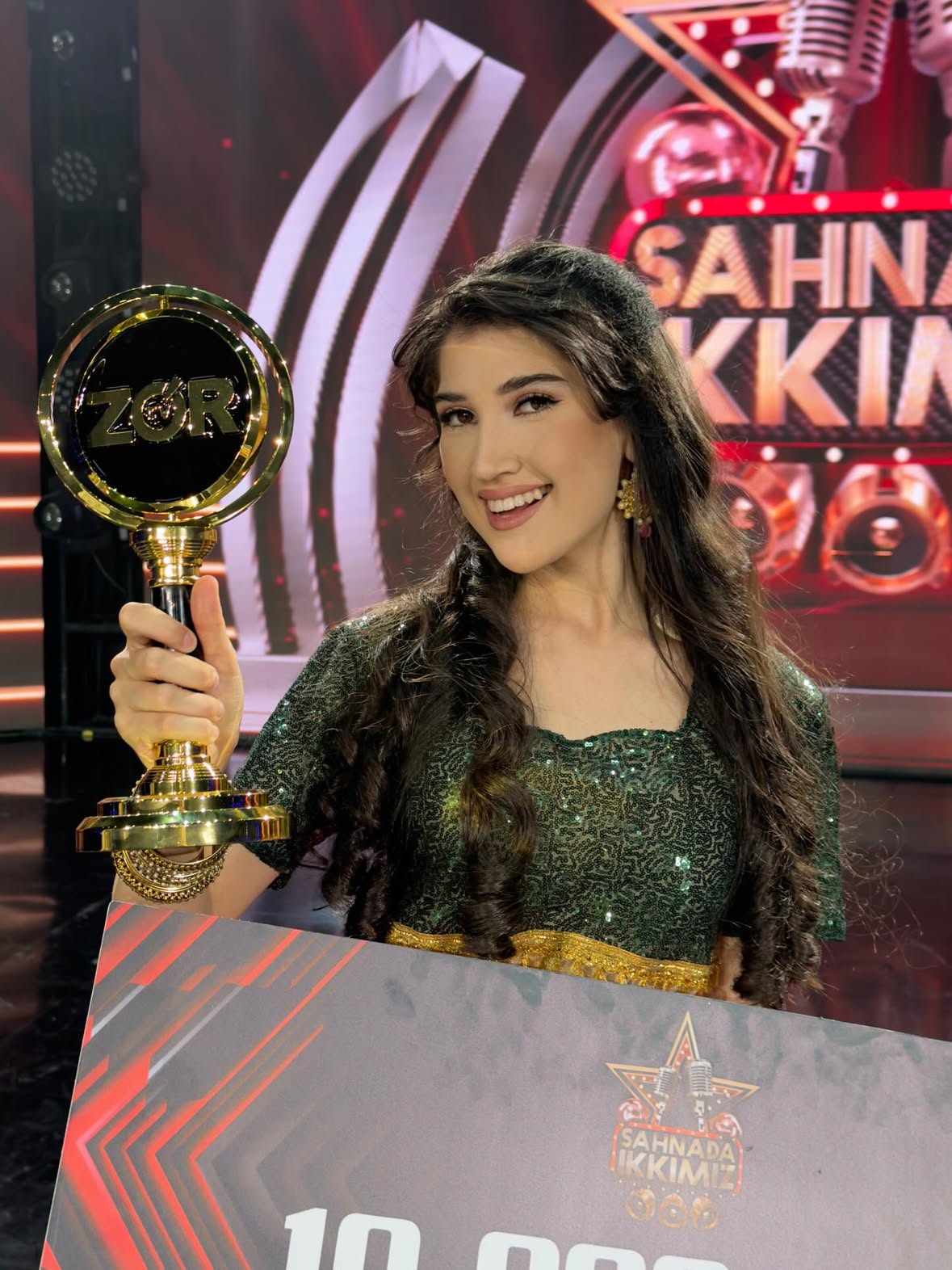 Bugun Zo’r TV telekanalining «Sahnada ikkimiz» ko’rsatuvining mutloq g’olibasi bo’ldim🥹🏆. Hakamlar holisona baholab, 1-sondan to finalgacha bo’lgan har bir chiqishlarimni savodli va toza ishlangan deb fikr bildirib, oliy 1-o’rinni topshirishdi. Bu hali yutuqlarimni boshlanishi InshAllah… 
Shu ko’rsatuv jarayonida, 3 oy davomida manga yaqindan yordam berib, qo’llab-quvvatlagan barcha yaqinlarimga o’z minnatdorchiligimni bildirmoqchiman❤️. Alhamdulillah✨.