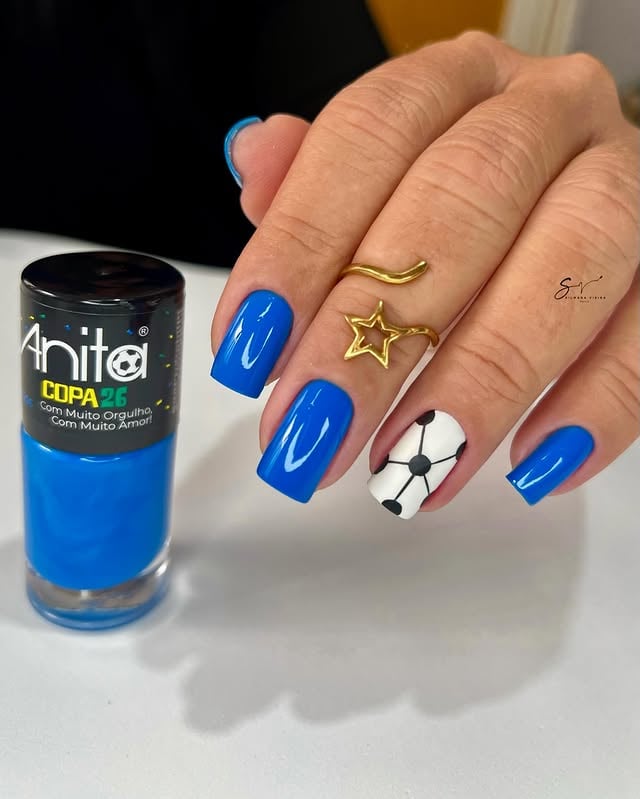 Azul da torcida, brilho de campeã e unhas prontas para entrar em campo. ✨⚽️💙.Quem aí já entrou no clima?.Usei a cor, Com muito orgulho, com muito amor da @anitaesmaltes .Para adquirir essa é muitas outras cores, é só acessar o site da @anitaesmaltes .https://www.anitacosmeticos.com.br by @anitaesmaltes