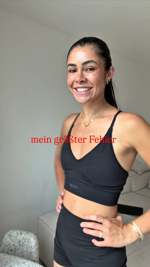 Den größten Fehler meines Lebens habe ich dieses Jahr rückgängig gemacht.Vor einigen Wochen habe ich mir meine Brustimplantate entfernen lassen – und ich kann euch gar nicht beschreiben, wie glücklich ich mit dieser Entscheidung bin. 🤍Ich fühle mich wieder wie ich selbst. Leichter. Freier. Wohler in meinem Körper als in den letzten Jahren. Und zum ersten Mal seit Langem freue ich mich einfach nur auf den Sommer, ohne ständig darüber nachzudenken, ob etwas zu groß, zu auffällig oder irgendwie „nicht ich“ wirkt.Mit diesem Beitrag möchte ich niemandem sagen, was richtig oder falsch ist. Wenn jemand sehr unter einem bestimmten Merkmal leidet und sich durch eine OP wohler fühlt, dann kann ich das absolut verstehen. Am Ende sollte jede Frau den Weg gehen, der sie glücklich macht.Trotzdem möchte ich einen Gedanken dalassen:Wenn du über eine Brustvergrößerung nachdenkst, dann nimm dir wirklich Zeit für diese Entscheidung. Hinterfrage ehrlich, warum du sie machen möchtest und ob sie wirklich zu dir passt.Gerade wenn man eher klein und zierlich ist, kann das Ergebnis manchmal ganz anders wirken, als man es sich vorher vorgestellt hat. Zumindest war das bei mir so.Und manchmal liegt das größte Glück nicht darin, etwas an sich zu verändern – sondern wieder zu sich selbst zurückzufinden. 🤍 #momblogger #jungenmama #brustimplantate #brustvergrößerung #momlife by @joanasno