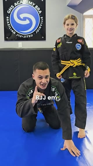 De Joinville para o mundo! 🥋🇧🇷

Aos 10 anos, a @sarahposenattobjj já acumula títulos nacionais e internacionais, foi campeã mundial em Abu Dhabi e liderou o ranking mundial da IBJJF em sua categoria. Agora, ela encara um dos maiores desafios da sua pródiga carreira: uma temporada de 40 dias nos Estados Unidos, disputando alguns dos torneios mais importantes do mundo.

Entre as competições estão o Pan-Americano, o Mundial da IBJJF sem kimono, o Mundial ADCC e ainda a primeira edição do UFC kids, um marco histórico para o jiu-jitsu infantil.

É mais uma atleta joinvilense levando o nome da nossa cidade, de Santa Catarina e do Brasil para os maiores palcos do esporte do planeta!

Se você ou sua empresa tem interesse em contribuir com a jornada da Sarah, entre em contato via direct! 

Não consegue ajudar? Compartilhe esse vídeo, as vezes uma simples divulgação é o que conecta um grande talento à oportunidade que pode mudar sua trajetória! 🚀🔥