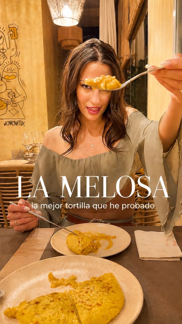 No sé si estoy preparada para decir esto pero... La tortilla de @lamelosafood puede ser la mejor que he probado nunca.🤩La textura, el punto, la cremosidad... después de probarla tengo claro que (como dicen ellos) el punto no es negociable.🤤Dato curioso: allí gastan unos 750 huevos y hasta 100 kg de patata cada semana. Una auténtica barbaridad.🥚🥔¿Team tortilla melosa o team tortilla cuajada?👇 (No me decepcionéis) by @zairabas