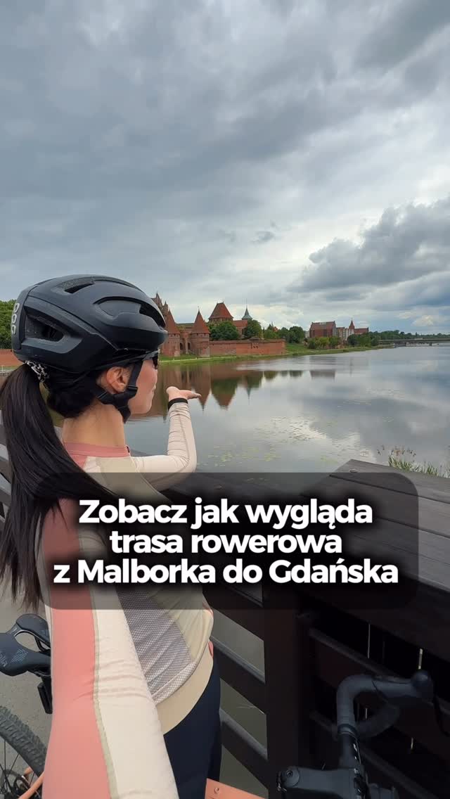 Z Malborka do Gdańska, czyli jak wygląda trasa rowerowa mierząca ponad 80 kilometrów. 
Postanowiliśmy pojechać do Malborka pociągiem - około 40 minut wycieczki, tam podjechaliśmy pod zamek, chwilę się pokręciliśmy i skręciliśmy w docelową trasę do Gdańska. Już wcześniej wszystko przeanalizowaliśmy i tras jest kilka, a tych z odcinkami EuroVelo są dwie. My wybraliśmy trasę EuroVelo 9 przez Tczew, czyli po lewej stronie Wisły, która wynosi 70 km. Najpierw dojazd właśnie do tej EuroVelo - troszkę trasą rowerową ale na pewnym odcinku jednak jest około 4 km trasy ulicą - niestety z pędzącymi autami, więc jak ktoś nieprzyzwyczajony to może być stresująco. 

Za Wisłą mamy po prawej stronie zjazd właśnie do EuroVelo i już cały ten odcinek aż do Gdańska macie oznaczony. Trasa naprawdę super, troszkę musieliśmy pokręcić się po Tczewie, ale to nie problem, a później powrót na docelową EuroVelo!  Jest też odcinek około 10-11 km po takich blokach betonowych i to chyba był dla mnie największy dyskomfort, bo o ile trasa prowadzi przez same łąki o tyle jest ona dość nierówna i po kilku kilometrach zaczęły boleć mnie ramiona od tych wstrząsów.  Dalsza część trasy - jak widać na filmie - to już równiutki asfalt! Wyjeżdżamy w Gdańsku od strony Wyspy Sobieszewskiej, a stąd macie na moim profilu wiele filmików jak dojechać, wrócić itd :)  Ogólnie trasa na plus i na pewno ją jeszcze powtórzymy!

#rower #kolarstwo #jazdanarowerze #malbork #Gdańsk