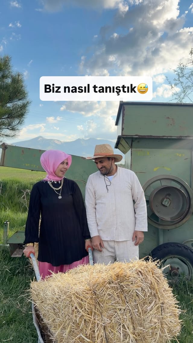 Romantik mi desek, komik mi bilemedik... Sizce hangisi? 😂..#esrakaymakcioglu #esrakaymakçıoğlu #esrakaymakcıoğlu #komik #karıkoca by @esrakaymakcioglu