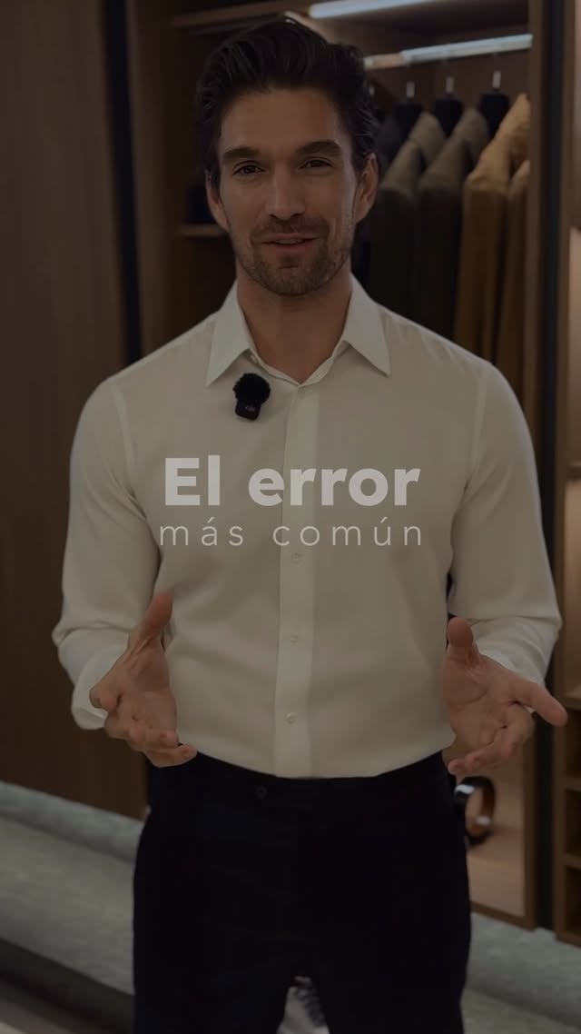 Esto es una camisa.Y también es donde más errores se cometen sin darse cuenta.En este reel te decimos cuáles son — para que la tuya siempre hable bien de ti.#HAVOC #CamisaHombre #TipsDeEstilo #SartorialStyle #MadeToMeasure by @havocsuits
