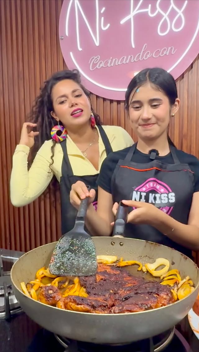Cocine las famosas piernas adobadas. by @ni_kiss_oficial