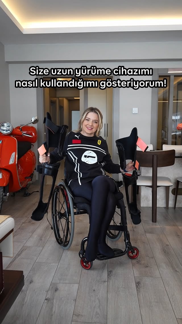 Daha önce kısa bir yürüme videosu paylaşmıştım. Şimdi ise uzun versiyonu yayında. ✨

Bu videoda uzun karbon yürüme cihazımı nasıl kullandığımı, egzersiz sürecini, zorlandığım anları ve yürüyüş sırasında tansiyonumun sürekli değişmesiyle yaşadığım deneyimleri tüm açıklığıyla paylaşıyorum.

Ayrıca önceki cihazım tabansızdı. Kullandığım yeni cihaz ise tabanlı bir sistem ve bu nedenle yürüyüş benim için çok daha farklı ve daha zorlayıcı hale geldi. Her cihazın vücuda verdiği his ve gerektirdiği adaptasyon süreci gerçekten bambaşka olabiliyor.

Bu konuda deneyimi olanların, benzer süreçlerden geçenlerin ve özellikle fizyoterapistlerin görüşlerini çok merak ediyorum.

Yorumlarda buluşalım. 💙