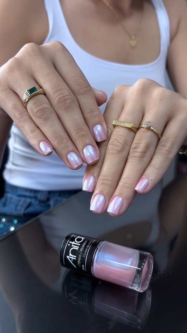 O esmalte “cartas de amor” da coleção minhas memórias tem meu coração 💖A coleção inteira tá linda! Para mais inspirações já me segue e siga o perfil da @anitaesmaltes site com esmaltes Anita 😍👉🏽 anitacosmeticos.com.br::::#unhasnaturais #unhasbemfeitas #unhaslindas #manicure #unhasquadradas by @anitaesmaltes