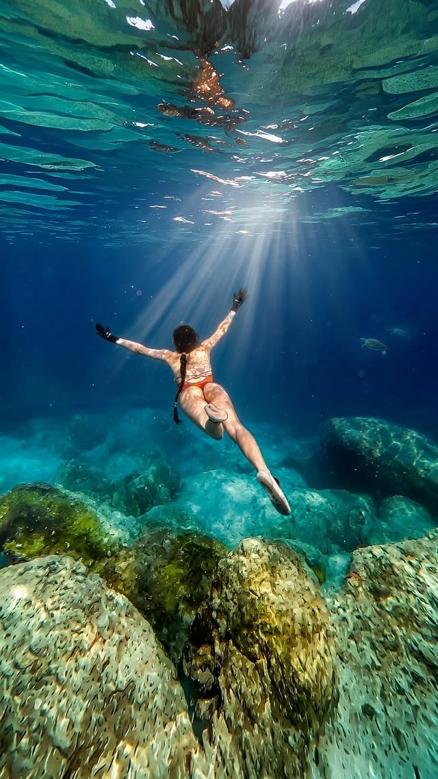 A little underwater magic 🩵🤿🌊
What started as a simple idea turned into one of my favorite shoots. Holding your breath, fighting the current, and trying to look graceful at the same time is much harder than it seems 😅
Was it worth it? You tell me 🩵
