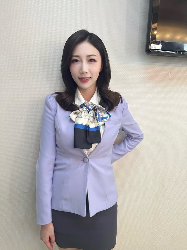 約莫是2023/2月開始
接下周末 20.21時段

回首看 驚覺時間荏苒
竟然已經 超過三年了

接下來 新的挑戰
將從 本周日（6/7） 開始
東森 午安新聞 見👋🏻

會負責 每周
日一二三的午安新聞

希望我的小腦袋
能夠幫助大家 輕鬆掌握
一天的大事、小事、趣味事

再請大家 多多指教了🥹
也謝謝遇見我的每個人
每位前輩 給我的鼓勵🥹

同時換了個 新髮型🤍
hair by @lin.yun.xi 
@yunxi_vv