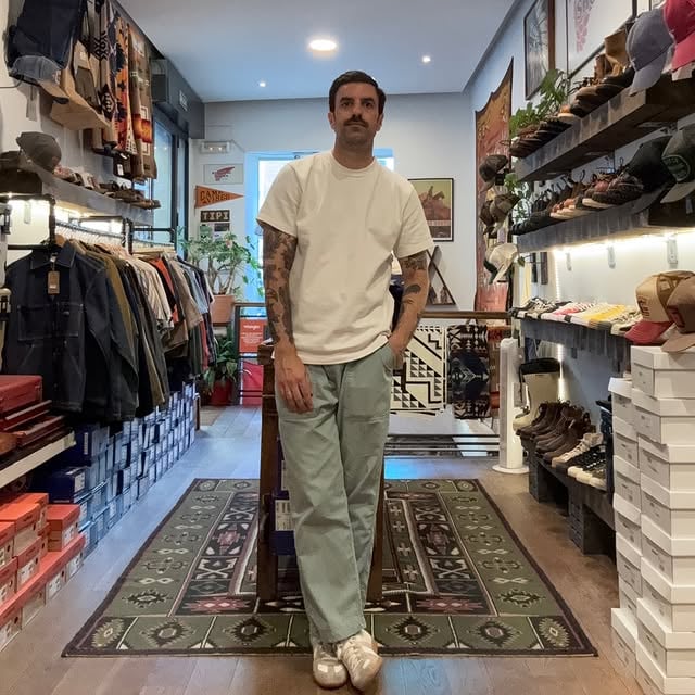 🖤 10 AÑOS DE TIPI SHOP 🖤

Hoy es un día muy especial para mí.

Para los que todavía no me conocéis, soy Alexis, fundador y dueño de Tipi Shop. Nací en Sevilla y hace casi 20 años tomé una de las decisiones más importantes de mi vida: venir a Madrid para buscarme la vida.

No fue fácil. Llegué sin ahorros, sin una habitación dónde dormir, con muchas incertidumbres y miedos. Pero tenía algo muy claro: quería construir mi futuro y perseguir mis sueños.

Después de 9 años trabajando en diferentes tiendas de moda, haciendo todas las horas extra posibles para ahorrar cada euro, sacrificando tiempo, vendiendo parte de mis pertenencias y renunciando a muchas cosas por el camino, conseguí cumplir uno de los mayores sueños de mi vida: abrir mi propia tienda.

Pero la realidad es que este viaje jamás habría sido posible sin una de las personas mas importantes: mi mujer. Ella ha sido quien ha estado a mi lado durante todos estos años, soportando mis  jornadas de más de 60 horas semanales, preocupaciones, ausencias y momentos difíciles. Gracias por creer en mí incluso cuando todo parecía cuesta arriba e imposible.

Tipi nunca ha sido solo un negocio.
Tipi es una extensión de mi personalidad, de mis gustos y de mi forma de entender la moda y la vida. Siempre digo que si hay algo que no me representa o que yo mismo no me pondría, no tiene cabida en la tienda. Quizá no sea la estrategia más comercial, pero es la forma en la que entiendo este proyecto y lo que me hace feliz.

Por eso quiero dar las GRACIAS.

Gracias a todas las marcas que creyeron en mi, a los que habéis comprado alguna vez, a quienes recomendáis la tienda, a quienes pasáis simplemente a saludar, a quienes compartís nuestro contenido y a quienes habéis formado parte de esta aventura durante estos 10 años.
Sin vosotros, nada de esto existiría. Gracias

Vamos a por otros 10 años.
Larga vida a Tipi. 💖