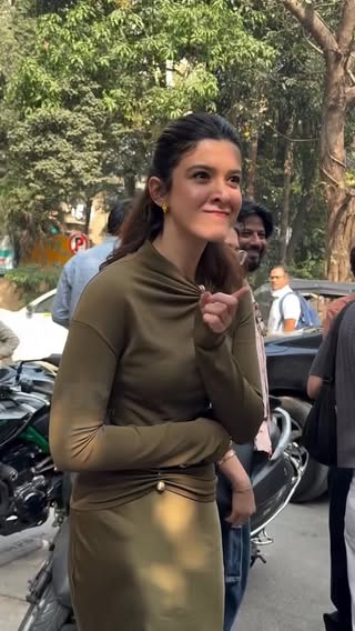 #shanayakapoor having chitchat with paps 
.
#bs1
