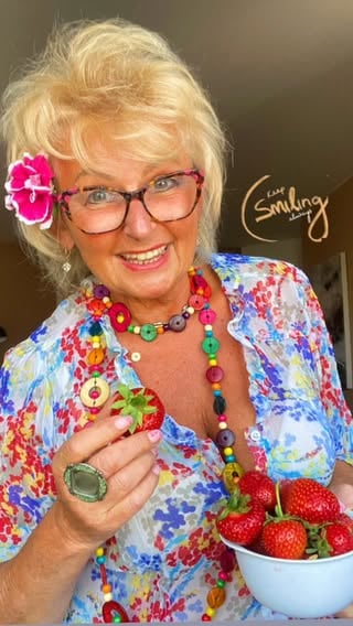 I love dessert 🍨I can’t be guilty about this because I have to taste everything 😆and one thing is certain-sweet treats give you happy moment ( everything within reason of course)happy day everyone ☕️🦋🌺

Czyż życie nie wydaje się lepsze , kiedy otaczają nas pyszne deserki ?
Do tego sezon truskawkowo - lodowy w pełni , a rozkosz jedzenia jest piękna 🍨🍓😆życzę wszystkim na dziś i weekend smacznych i słodkich chwil , pogody ducha i wielu kulinarnych podróży ☀️🦋
#dessert #strawberry #cakedesign #polishwomen #sweettreat