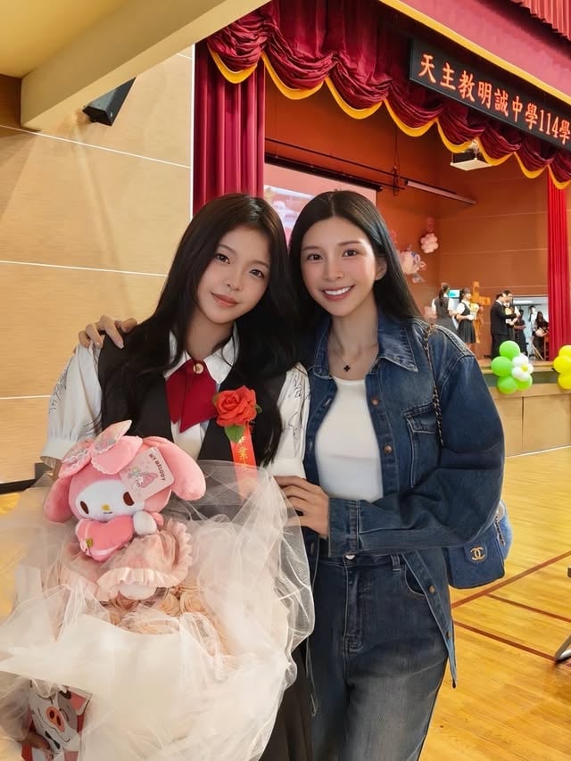 都說單親媽媽很辛苦！但看著高中畢業的女兒，上台除了領畢業證書還拿下 #特殊貢獻獎 （圖6、7、8）🏆我心裡只覺得自己真的是人生勝利組！幸福大贏家！

萌萌的幼稚園（圖14、15）、國小（圖13）、國中（圖12）到高中，這18年來妳的畢業典禮🎓媽媽不管多忙從來沒有缺席過。妳的每一個重要時刻，除了媽媽都在，還有愛妳的外婆、阿姨、家人們和疼妳的漂亮乾媽（圖5）

我曾經也是被父母養大的女兒，但在我這裡，養女兒這事，從來不是要把妳養成大家口中的 #乖女孩 🥰我更希望妳成年後的未來～
遇到不公平敢發聲！
遇到傷害懂轉身！
遇到低谷還能深深相信自己。

進到成年人的世界裡，難免遇到各種莫名和不友善的攻擊💢請記得：無視惡意、拒絕內耗、推開情勒！千萬不要像媽媽一樣，當個只會吃悶虧的乖乖牌。

這18年來，謝謝妳陪著我成長，我們今天一起畢業了！未來的路很大，抱著夢想去飛吧！媽媽也會好好為自己而飛翔✈️

謝謝 @jouuchen @mu.duo_ 
幫我趕工美麗夢幻的美樂蒂花束🫶🏻