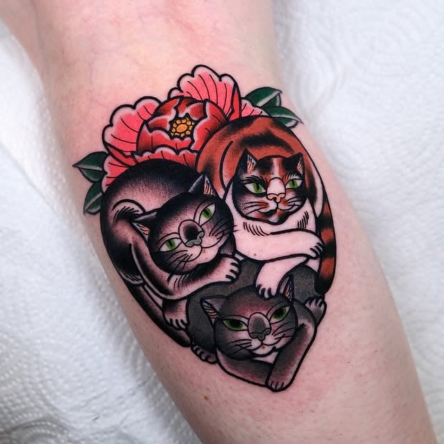 Lover cats done @tatouageelectricave last week 🥰🖤 by @iris_lys