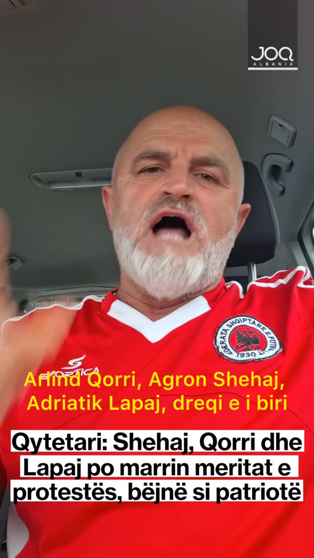 Teksa prej ditësh qytetarët janë ngritur në këmbë kundër ndërtimeve në Zvërnec dhe për kauza të tjera që kanë prekur shqiptarët ndër vite, një mesazh i qartë ka dominuar protestat: kjo është një lëvizje qytetare dhe jo politike.

Shumë protestues kanë deklaruar publikisht se nuk duan praninë e partive politike, duke argumentuar se besimi ndaj klasës politike është shkatërruar prej vitesh dhe se kjo protestë i përket qytetarëve të thjeshtë që kanë zgjedhur të reagojnë vetë, pa flamuj partiakë dhe pa liderë politikë.

Megjithatë, në vend që të respektojnë këtë qëndrim, Arlind Qorri, Adriatik Lapaj dhe Agron Shehaj janë përfshirë në një debat të hapur për meritat e organizimit të protestës, duke nxitur reagime të forta në rrjetet sociale. Për shumë qytetarë, përplasja e tyre për protagonizëm është shembulli më i qartë i përpjekjes së politikës për të përvetësuar një revoltë që nuk e ka krijuar vetë.

Një qytetar ka reaguar ashpër ndaj asaj që e quan “garë për kredi politike”, duke i akuzuar tre drejtuesit politikë se po përpiqen të marrin meritat e njerëzve të zakonshëm, të cilët arritën të mobilizohen dhe të dalin në protestë pa mbështetjen e partive.

Sipas tij, protesta është produkt i zemërimit dhe zhgënjimit qytetar, jo rezultat i aksioneve politike të forcave që sot përpiqen të vendosen në krye të saj. Ai u bën thirrje Qorrit, Lapajt dhe Shehajt të qëndrojnë larg protestës dhe të mos e përdorin atë si trampolinë për interesat e tyre politike.

Qytetari rezervon kritika veçanërisht të forta për Agron Shehajn, duke e cilësuar atë si një nga figurat më të papranueshme të politikës shqiptare dhe duke vënë në pikëpyetje sinqeritetin e angazhimit të tij në kauzat qytetare.

Në fund të reagimit, ai paralajmëron se nëse protesta përfundon duke u kthyer në pronë të politikanëve dhe jo të qytetarëve, atëherë rrezikon të humbasë qëllimin e saj dhe të mos sjellë asnjë ndryshim real për njerëzit që kanë dalë në rrugë.