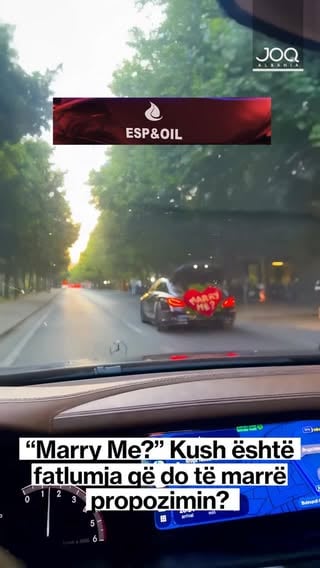 Një video që po qarkullon me shpejtësi në rrjetet sociale ka ngjallur kuriozitet dhe mijëra komente nga përdoruesit.

Pamjet tregojnë një makinë luksoze Mercedes CLS, e cila lëviz në rrugë me bagazhin e hapur, ku duket një buqetë gjigante me lule dhe mbishkrimi romantik: “Marry Me?” (Martohu me mua?).

Videoja është bërë menjëherë virale, ndërsa shumë qytetarë kanë nisur të hamendësojnë se kush mund të jetë vajza fatlume që do të marrë propozimin e veçantë për martesë.

Deri tani nuk dihet identiteti i çiftit dhe as nëse propozimi është realizuar me sukses, por një gjë është e sigurt: videoja ka tërhequr vëmendjen e rrjetit