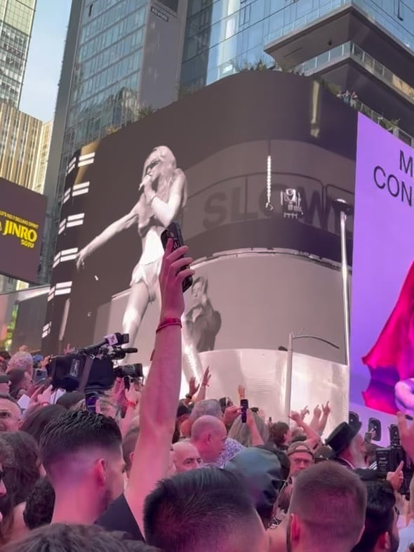 🚨Pop Emergency: @madonna shutdown Times Square this evening with a surprise pop-up concert.