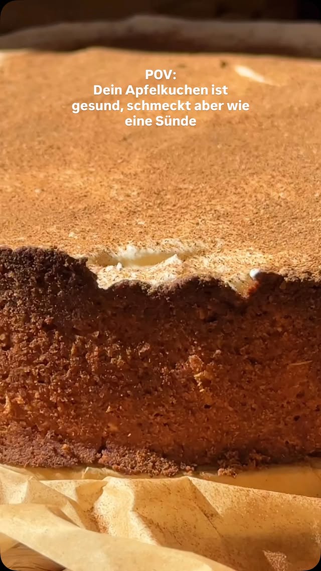 APFELKUCHEN 🍏 darmfreundlich • glutenfrei • industriezuckerfrei______________________________Mürbeteig:250g Hafermehl 50g gemahlene Mandeln110g Butter60g Apfelmark120g Dattelmus1 Ei1 TL Flohsamenschalen½–¾ TL Backpulver1 Prise SalzApfelfüllung:1000–1200g Äpfel (gewürfelt)200ml Apfelsaft1–2 TL Zitronensaft1–2 TL Zimt1–2 EL Dattelmus 2,5 EL Maisstärke½ TL FlohsamenschalenTopping:200g Quark200g SchlagsahneHonig nach BeliebenOptional: etwas VanilleAlle Zutaten für den Mürbteig verkneten und in eine Backform drücken.Danach 10 Minuten verbacken (auf 170 Grad Umluft).Äpfel, Apfelsaft, Zitronensaft, Zimt und Dattelmus in einen Topf geben.5–10 Minuten köcheln lassen, bis die Äpfel leicht weich werden.Maisstärke mit etwas kaltem Apfelsaft verrühren.In die Apfelmasse einrühren und kurz aufkochen lassen.Sobald die Masse andickt, den Herd ausschalten und Flohsamenschalen einrühren.2–3 Minuten quellen lassen.Die Apfelfüllung auf den vorgebackenen Boden geben und die Oberfläche glatt streichen.Bei 180 Grad Umluft etwa 30–35 Minuten backen.Anschließend vollständig auskühlen lassen.In der Zwischenzeit die Sahne steif schlagen.Quark mit Honig oder andere Süße nach Wahl (und optional Vanille) glatt rühren.Die geschlagene Sahne unterheben.Das Topping auf dem vollständig ausgekühlten Kuchen verteilen und den Kuchen am besten erst nach 3-4 Stunden oder am nächsten Tag anschneiden.Viel Spaß beim Backen 💕 by @melissasfoodspace