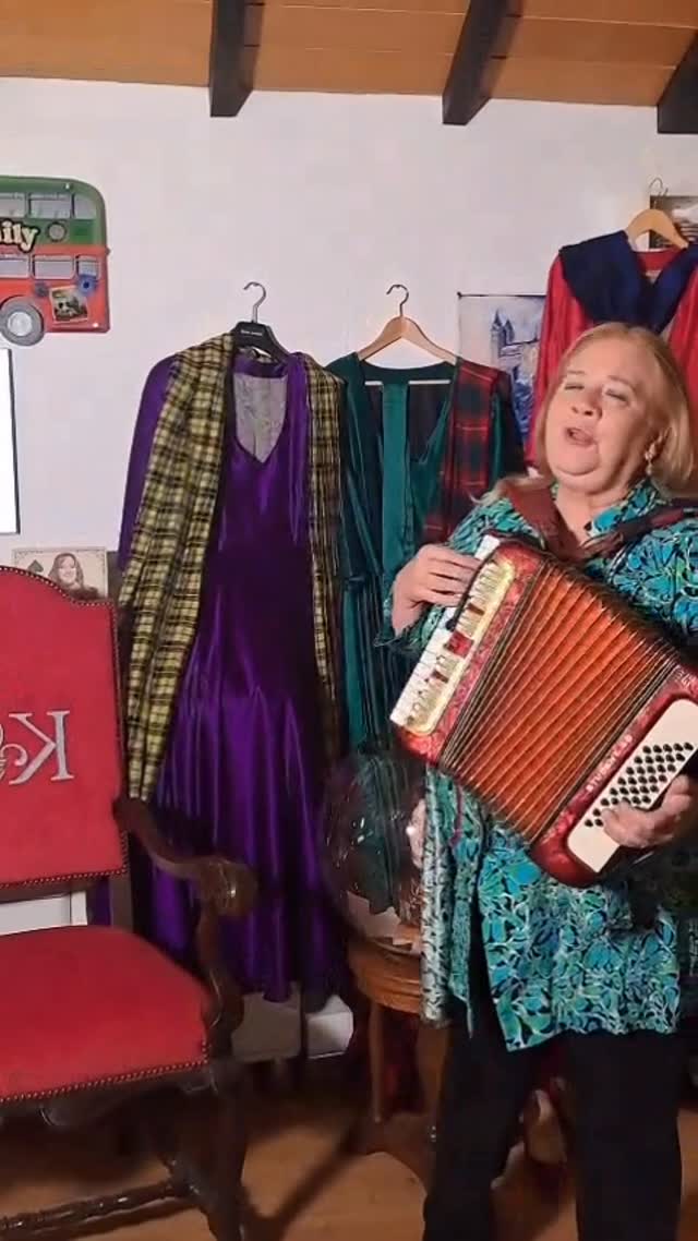 Tombola ?? Stay tuned !#kathykellyofficial #kellyfamilyofficial #mctamara.official#tombola by @kathykellyofficial