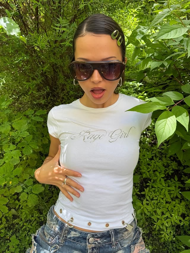 ACHTUNG ACHTUNG LIMITED MERCH DROP OUT NOW 🔥Babytee in black/white mit RAGE GIRL print und Ösen zum diy-Stylen mit• schwarzer Pouch mit Logo-Druck• 14 Karabiner-Ringer• 4 Ketten passend zu den Ringen und Ösen✨😍 by @ninachuba