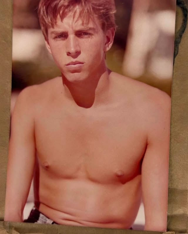 🇺🇸 “This is Kelly, my beautiful brother. The love of my life. He died of AIDS. It was the 1990s and everyone thought gays got what they deserved. 

I feel like I’m missing a limb. I’m heartbroken. But I have to live life for him. This is why we need Pride. 

I always love you, Kelly. We will be together again. 

I hope no one has to experience what I went through.” 📖 by Sean Redding #whatisrememberedlives