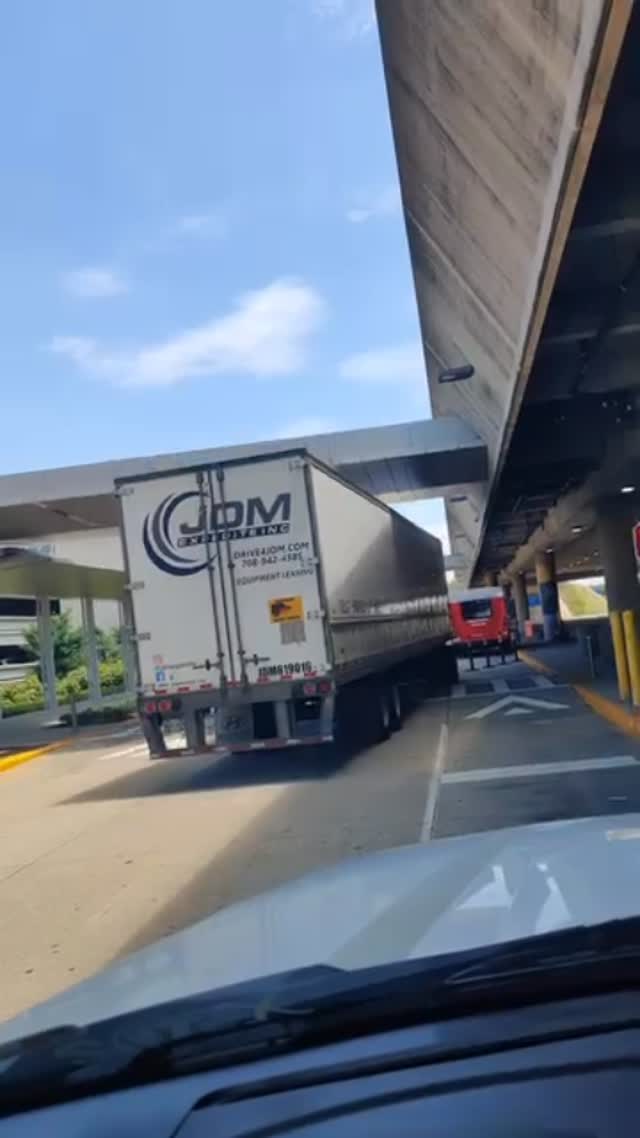 Tractor trailers, cutting through the airport arrivals At Muhammad Ali International Airport 😵‍💫😂 listen to DJ Q on B96.5 in the background 😂😂 by @louisvillehoodnews