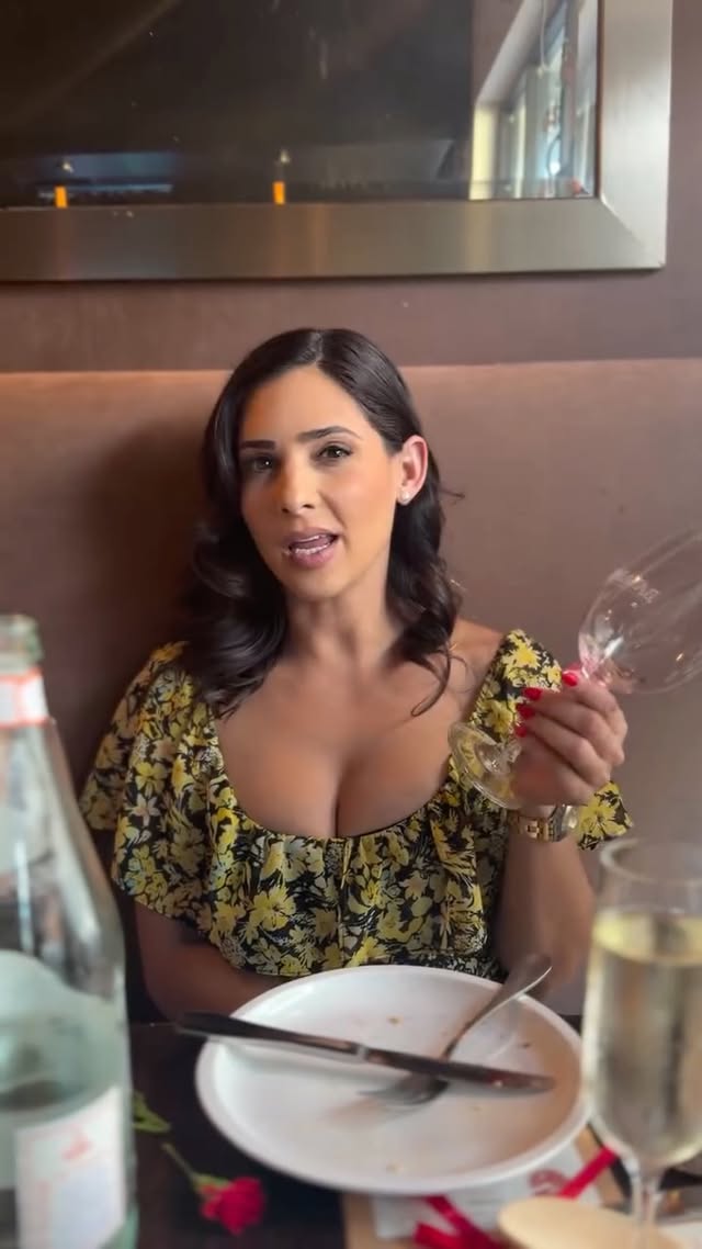 Always the BOTTLE…love girl dinner @bavarospizza with my girls @stpetegals #bottle #glassorbottle #girldinner #wheretoeat #wineoclock We going for the… by @camila